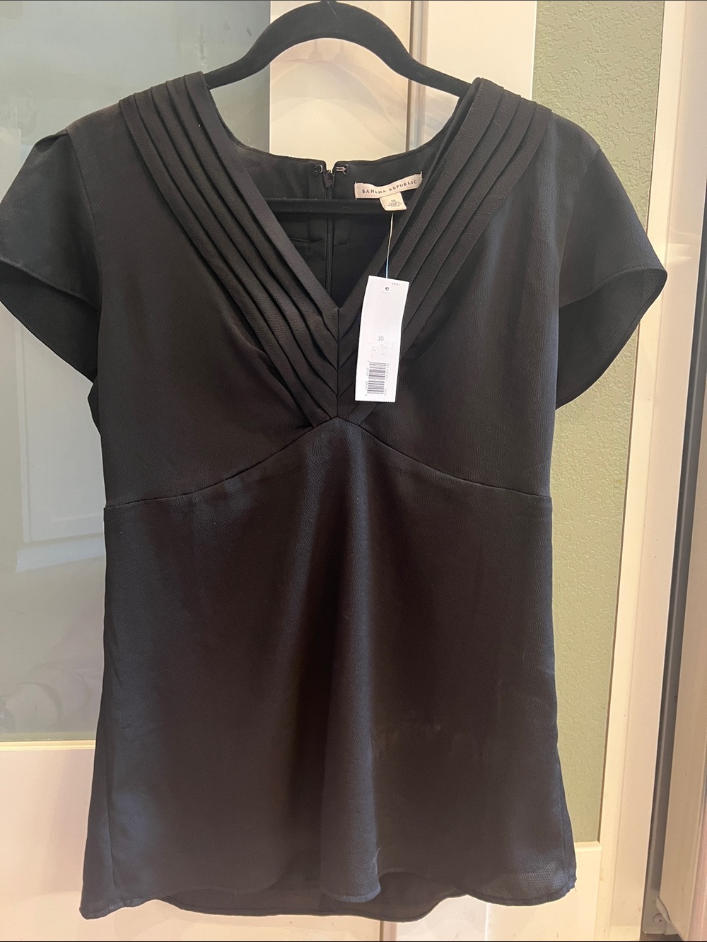 Banana Republic Black Pleated V-Neck Short Sleeve Blouse